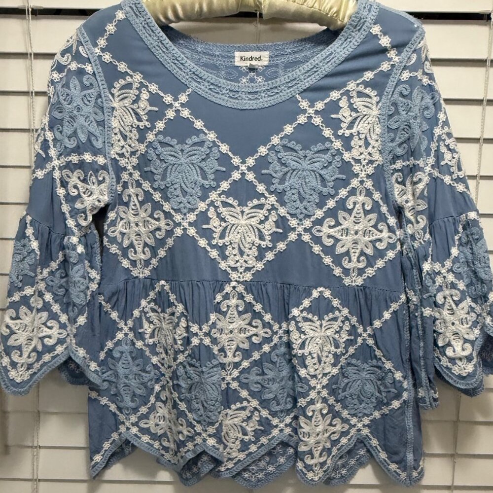 Kindred Women's light blue & white embroidered boho top; Size S